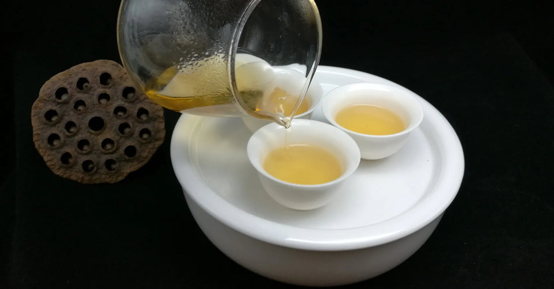 pouring oolong tea into two tea cups